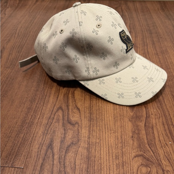 - Great condition 
- Adjustable strap
- Monogram design all over 
- Tan colour - Picture 4 of 5